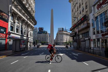 Algunos repartidores circulan por el centro de la ciudad