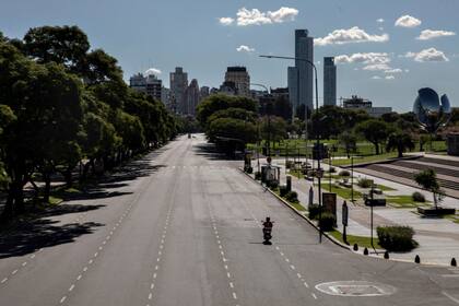 Las cuarentenas extensas, como la que vació por meses las calles de Buenos Aires, figuran entre los desaciertos, según los expertos