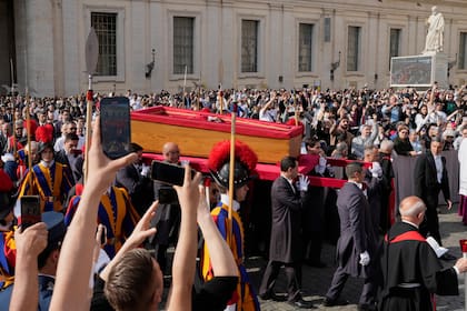 Las fotos del traslado del cuerpo del papa Francisco a la Basílica de San Pedro