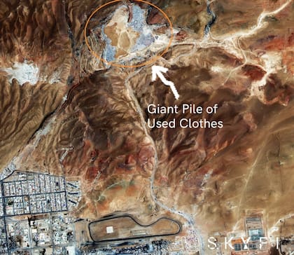 Las fotos del vertedero de ropa del desierto de Atacama cerca de Alto Hospicio, en Iquique, Chile