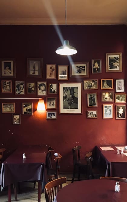 Las fotos en las paredes son de los propios clientes.