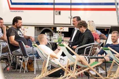 Un descanso al lado del trailer de actores: Luka Peros, Hovik Keuchkerian y Patrick Criado