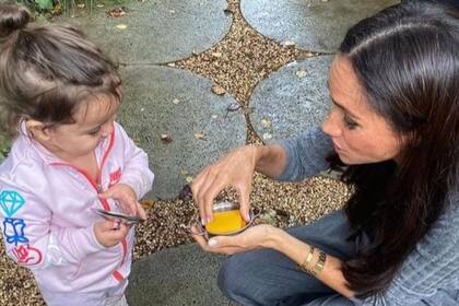 Las fotos inéditas de Meghan Markle durante un plan solidario en Alemania