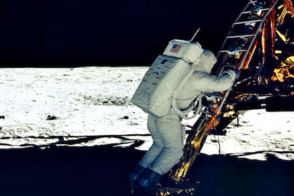 El astronauta Aldrin baja por la escalerilla del Módulo Lunar