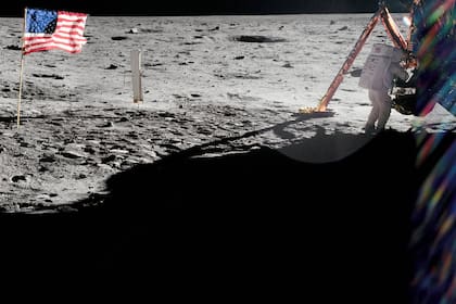 Neil Armstrong trabaja sobre el Módulo Lunar
