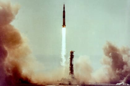 El momento del lanzamiento del Saturno V que lleva el Apolo 11 hacia la Luna