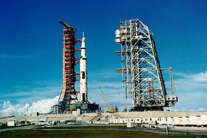 El cohete Saturno V en la plataforma de lanzamiento 39A