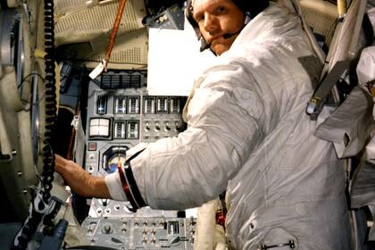 El astronauta Neil Armstrong, comandante de la misión de aterrizaje en la luna del Apolo 11, se entrena para el evento histórico en un simulador de módulo lunar en el edificio de entrenamiento en el Centro Espacial Kennedy en la Florida