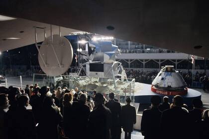 En esta fotografía nunca antes vista, el flotador del Apolo 7, que incluyó la cápsula y la tripulación (fuera de cuadro), se exhibe en la primera inauguración del presidente Richard M. Nixon en 1969. El flotador también incluyó un modelo del módulo lunar que más tarde aterrizaría en la luna en la mi