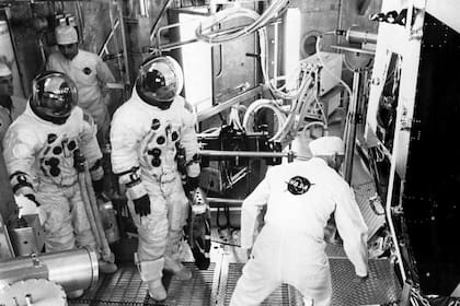 Un técnico vigila el ingreso de los astronautas al cohete Saturno V