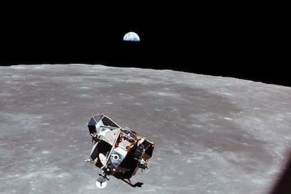 El Módulo Lunar se acerca al Módulo de Mando y Servicio para acoplar. Al fondo la Tierra