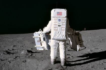 Aldrin carga con experimentos para ser desplegados en la superficie lunar