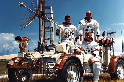 El 19 de diciembre de 1972 la tripulación del Apolo 17 regresó a la Tierra. Apolo 17 fue la sexta y última misión de Apolo en la que los humanos caminaron sobre la superficie lunar