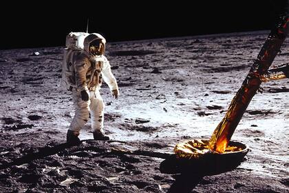 Aldrin se coloca al lado del puntal y sonda del Módulo Lunar