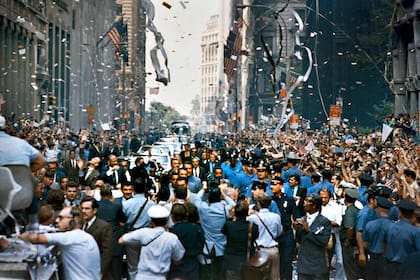 La ciudad de Nueva York recibe a los tripulantes del Apollo 11 en una lluvia de papeles en Broadway y Park Avenue. En el desfile denominado el más grande en la historia de la ciudad, el 13 de agosto de 1969