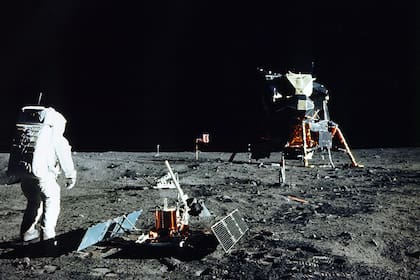 Aldrin ensambla un módulo experimental para medir los sismos lunares