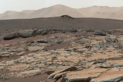 Las fotos muestran una superficie árida, rocosa y seca: Marte se ve como un vasto desierto rojizo.