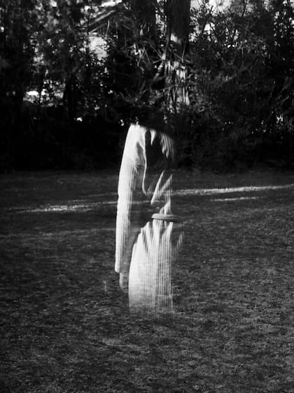 "Las fotos se completan con la mirada de los otros, con los espectadores, con los lectores", dice Longoni; "Fantasma", de 2022