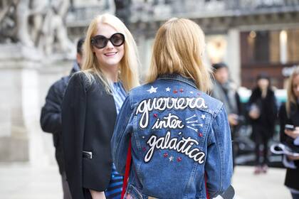 Las frases de cuero aplicadas hacen buen equipo con la clásicas camperas de denim