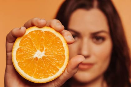 Las frutas cítricas son ricas en vitamina C, un micronutriente que actúa como antihistamínico natural y ayuda a reducir la inflamación (Foto: iStock)