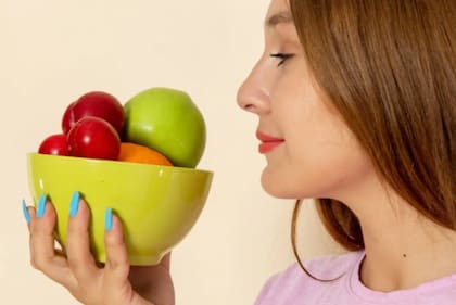 Las frutas enteras con piel son una gran forma de incorporar carbohidratos