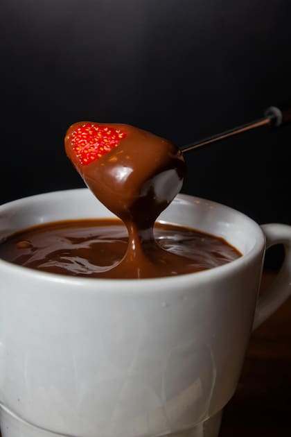 Las frutillas bañadas en chocolate con un toque de alcohol son ideales para San Valentín