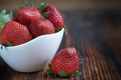 Las frutillas tienen un alto contenido de vitamina C que mantiene las venas y arterias saludables (imagen ilustrativa)