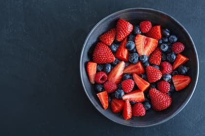 Las frutillas y los arándanos son aliados ideales para combatir estos problemas de salud