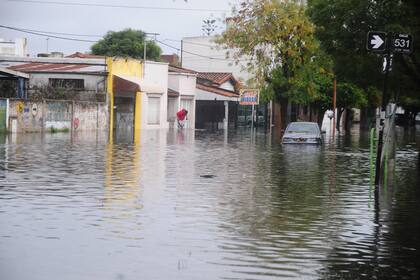 Las fuertes lluvias en la ciudad de La Plata generaron inundaciones y destrozos