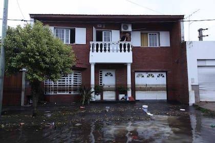Las fuertes lluvias en la ciudad de La Plata generaron inundaciones y destrozos