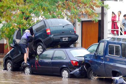 Las fuertes lluvias en la ciudad de La Plata generaron inundaciones y destrozos