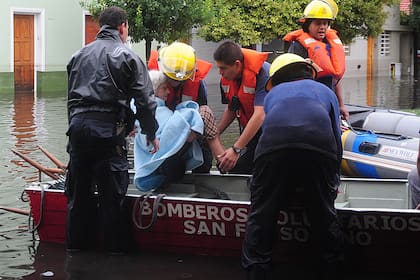 Las fuertes lluvias en la ciudad de La Plata generaron inundaciones y destrozos