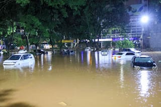 Las fuertes lluvias en Nairobi dejan conductores varados y causan un despliegue militar