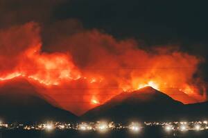 La impresionante lucha cuerpo a cuerpo de 80 bomberos contra las llamas en el cerro Uritorco
