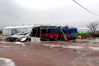 Las fuertes ráfagas de viento en Saladillo volaron alrededor de 60 techos.