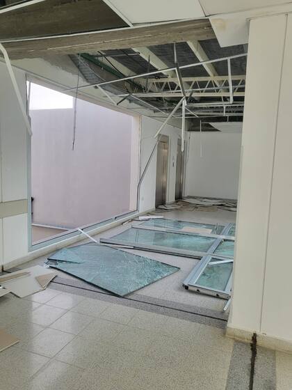 Las fuertes ráfagas provocaron destrozos en edificios y voladura de techos en viviendas.