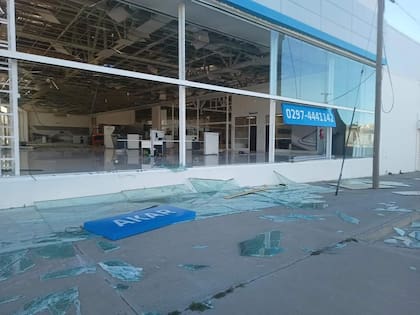 Las fuertes ráfagas provocaron la rotura de los vidrios de una concesionaria ubicada en el Parque Industrial de Comodoro Rivadavia