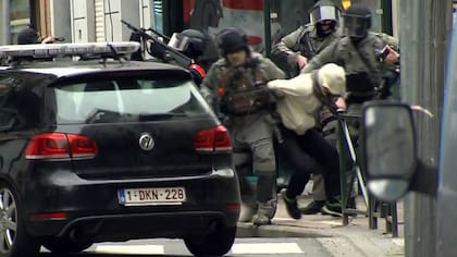 Momento de detención del sospechoso de participar en los atentados de París
