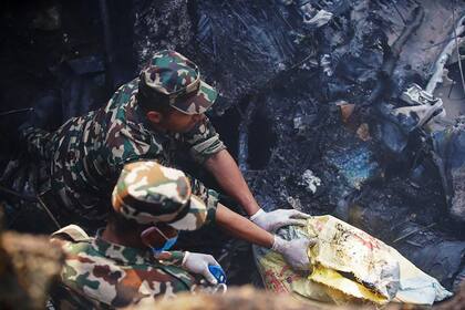 Las fuerzas de Nepal trabajaban en el lugar para retirar los cuerpos