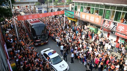 Las fuerzas de seguridad abren paso al vehículo con los estudiantes que rendirán el gaokao