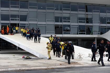 Las fuerzas de seguridad arrestaron a los simpatizantes del expresidente brasileño Jair Bolsonaro que invadieron el Palacio Presidencial