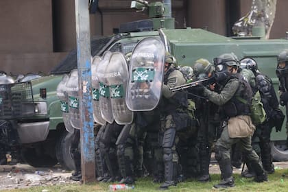Las fuerzas de seguridad arrojaron gases lacrimógenos y balas de goma, acompañados por camiones hidrantes