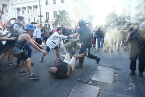 Las fuerzas de seguridad arrojaron gases durante los enfrentamientos con manifestantes a las afueras del Congreso