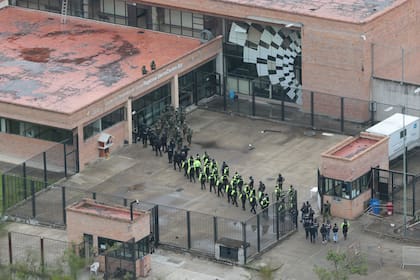 Las fuerzas de seguridad durante la reciente toma de nuevas medidas de control de los presos del narco, en la cárcel de Turi, Ecuador