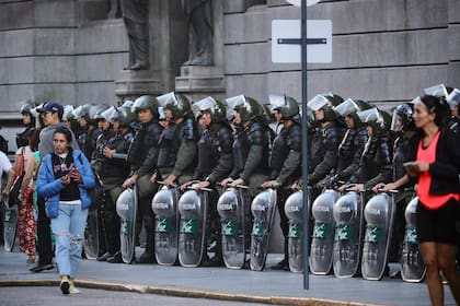 Las fuerzas de seguridad implementan el protocolo antipiquetes durante la marcha de jubilados y gremios frente al Congreso