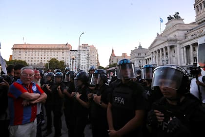 Las fuerzas de seguridad implementan el protocolo antipiquetes durante la marcha de jubilados y gremios frente al Congreso