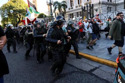 Las fuerzas de seguridad implementan el protocolo antipiquetes durante la marcha de jubilados y gremios frente al Congreso