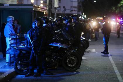 Las fuerzas de seguridad implementan el protocolo antipiquetes durante la marcha de jubilados y gremios frente al Congreso