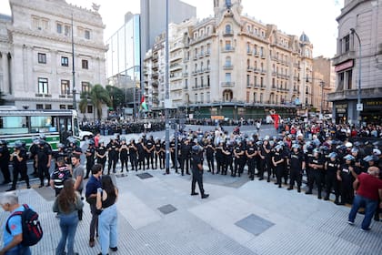 Las fuerzas de seguridad implementan el protocolo antipiquetes durante la marcha de jubilados y gremios frente al Congreso