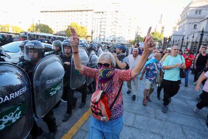 Las fuerzas de seguridad implementan el protocolo antipiquetes durante la marcha de jubilados y gremios frente al Congreso
